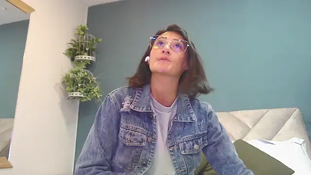 Snapshot of SharisWillian chatting on November 15, 2025, 2:26 am SharisWillian online show from November 15, 2025, 2:26 am