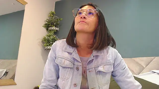 Snapshot of SharisWillian chatting on December 15, 2025, 3:45 am SharisWillian online show from December 15, 2025, 3:45 am