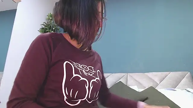 Snapshot of SharisWillian chatting on October 24, 2025, 4:00 am SharisWillian online show from October 24, 2025, 4:00 am