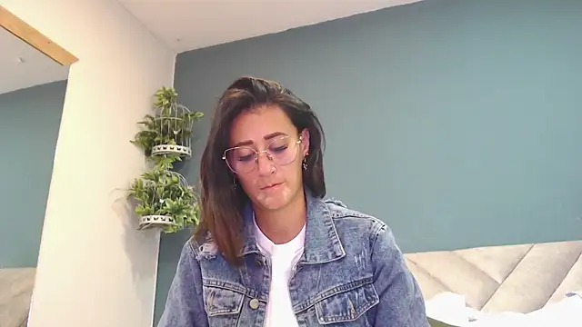 Snapshot of SharisWillian chatting on December 23, 2025, 4:01 am SharisWillian online show from December 23, 2025, 4:01 am