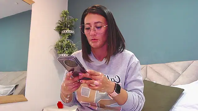 Snapshot of SharisWillian chatting on January 14, 2026, 3:43 am SharisWillian online show from January 14, 2026, 3:43 am