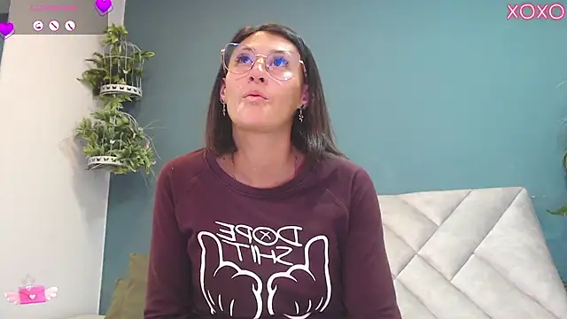 Snapshot of SharisWillian chatting on October 30, 2025, 4:11 am SharisWillian online show from October 30, 2025, 4:11 am