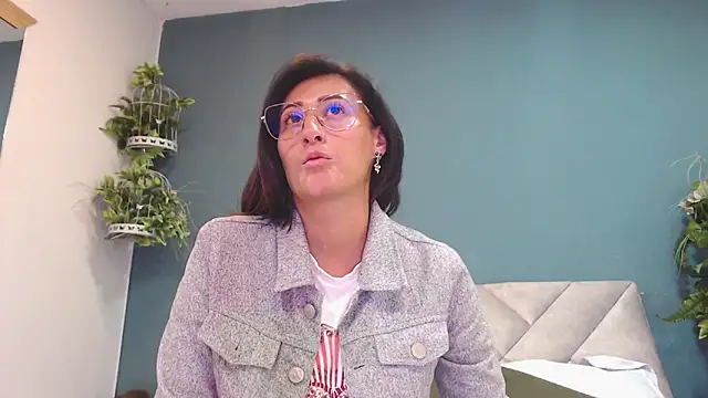 Snapshot of SharisWillian chatting on December 3, 2025, 3:40 am SharisWillian online show from December 3, 2025, 3:40 am