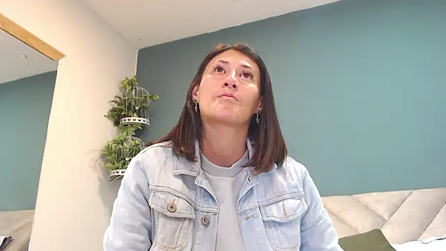 Snapshot of SharisWillian chatting on February 11, 2026, 3:50 am SharisWillian online show from February 11, 2026, 3:50 am