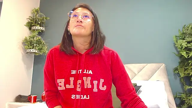 Snapshot of SharisWillian chatting on February 16, 2026, 3:49 am SharisWillian online show from February 16, 2026, 3:49 am