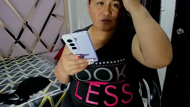 Snapshot of DaianaLutz chatting on November 18, 2025, 3:04 pm DaianaLutz online show from November 18, 2025, 3:04 pm