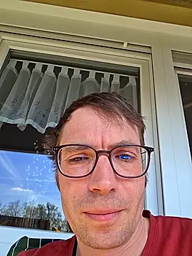 Snapshot of Schnubby1 chatting on April 15, 2026, 10:43 am Schnubby1 online show from April 15, 2026, 10:43 am