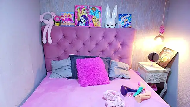 charlottemoonxz online show from February 26, 2026, 6:52 pm