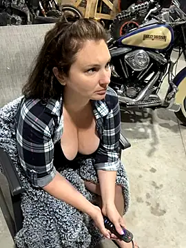 Snapshot of MilfyMrsRobinson chatting on October 26, 2025, 12:00 am MilfyMrsRobinson online show from October 26, 2025, 12:00 am