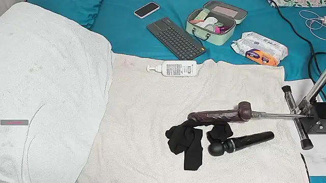 blondeb201 online show from January 7, 2026, 11:43 pm