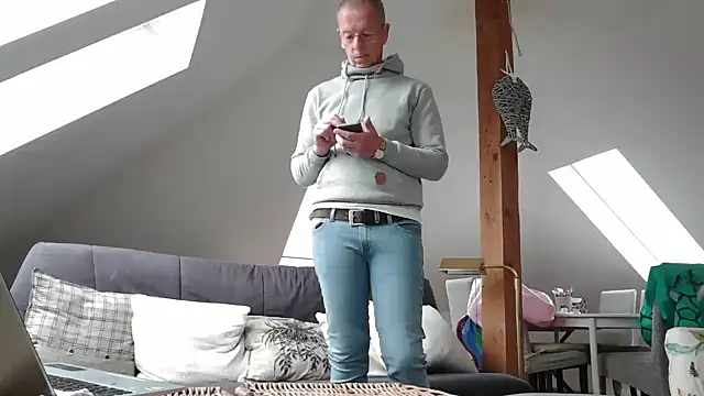 maxmueller321 online show from April 1, 2026, 8:04 am