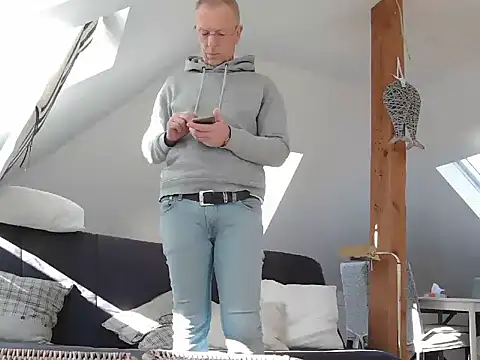 maxmueller321 online show from March 18, 2026, 9:12 am