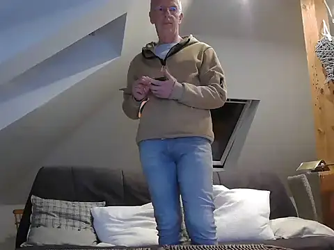 Snapshot of maxmueller321 chatting on March 3, 2026, 6:15 pm maxmueller321 online show from March 3, 2026, 6:15 pm