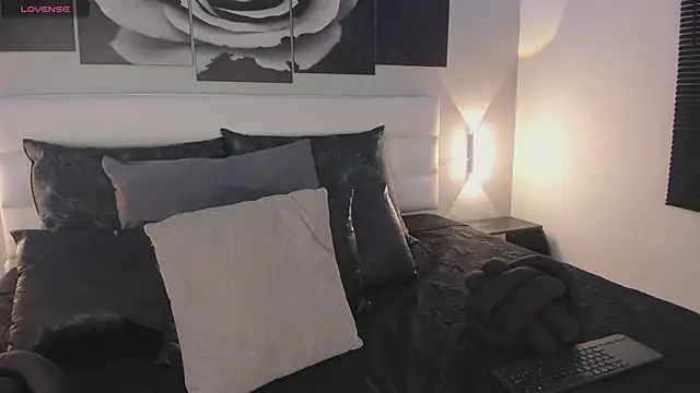 sofi bakerr online show from November 3, 2025, 11:36 am