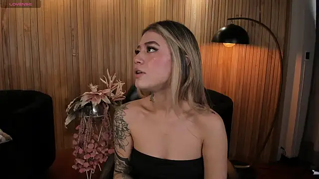 ViolettHansson online show from November 10, 2025, 6:57 pm