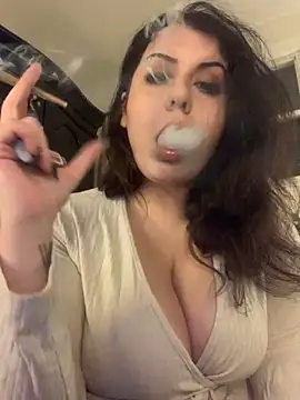 Snapshot of holyeroticss chatting on December 17, 2025, 11:32 pm holyeroticss online show from December 17, 2025, 11:32 pm