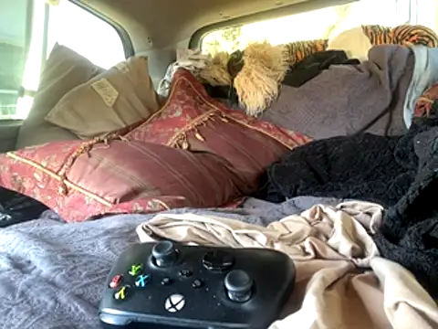 SlimeCrownzOut5 online show from October 30, 2025, 3:09 pm