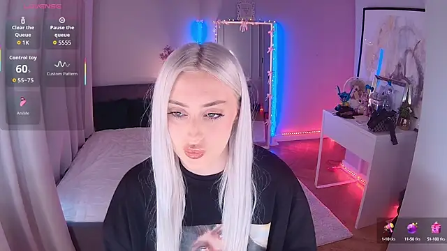 Snapshot of LoryWood chatting on October 9, 2025, 2:39 pm LoryWood online show from October 9, 2025, 2:39 pm