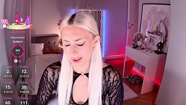 Snapshot of LoryWood chatting on November 9, 2025, 3:49 pm LoryWood online show from November 9, 2025, 3:49 pm