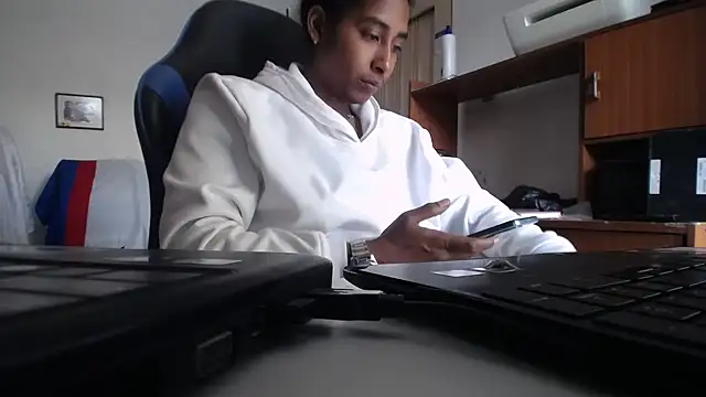 yohatinelly07 online show from December 2, 2025, 9:05 pm