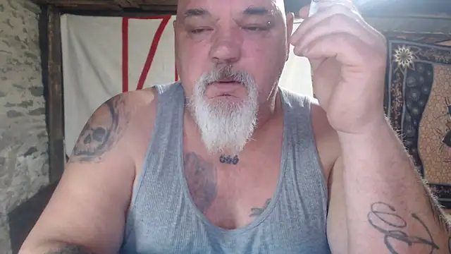 Newfiesausage1972 online show from April 19, 2026, 11:33 am