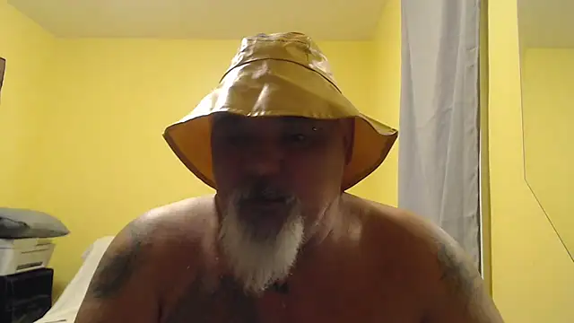 Newfiesausage1972 online show from November 12, 2025, 11:58 am