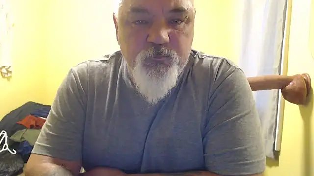 Newfiesausage1972 online show from November 3, 2025, 5:49 pm