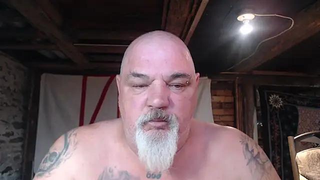 Newfiesausage1972 online show from April 3, 2026, 11:22 pm