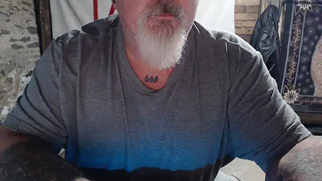 Newfiesausage1972 online show from November 29, 2025, 8:58 am