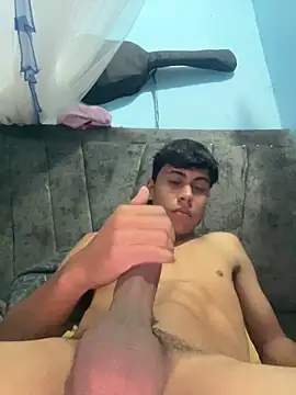 grandiiusus online show from April 18, 2026, 9:04 pm