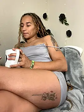 Snapshot of Shuggabutt chatting on October 3, 2025, 12:39 pm Shuggabutt online show from October 3, 2025, 12:39 pm