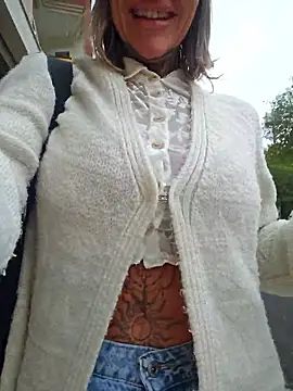 Snapshot of YourMommyBlair chatting on October 19, 2025, 7:22 am YourMommyBlair online show from October 19, 2025, 7:22 am