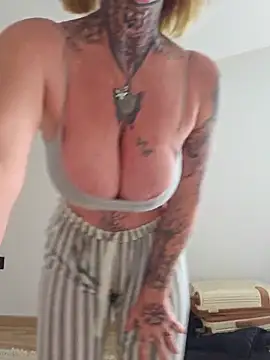 Snapshot of YourMommyBlair chatting on February 26, 2025, 8:06 am YourMommyBlair online show from February 26, 2025, 8:06 am