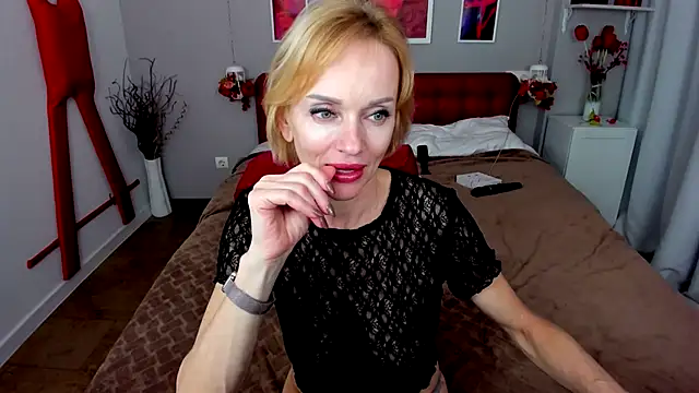 AmandaWesson online show from November 12, 2025, 12:15 am