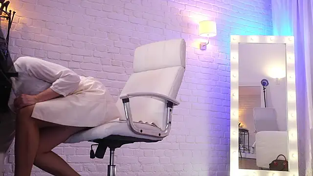 Nylon Legs online show from January 16, 2026, 10:03 pm