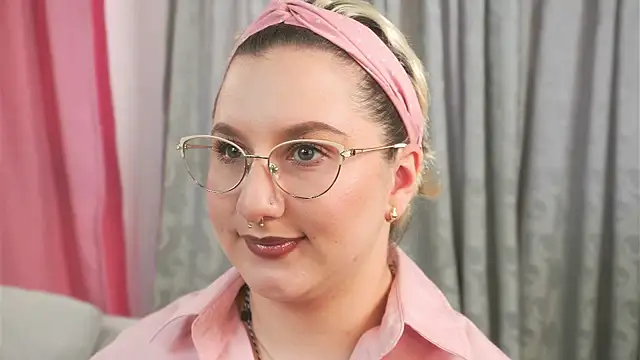 Ximenna Cruz online show from April 1, 2026, 7:11 pm