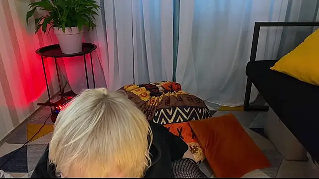 Snapshot of EmmyAmbros chatting on July 19, 2026, 2:09 am EmmyAmbros online show from July 19, 2026, 2:09 am