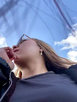 Snapshot of melody-dy chatting on September 10, 2025, 10:09 pm melody-dy online show from September 10, 2025, 10:09 pm