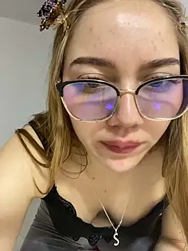 Snapshot of melody-dy chatting on January 4, 2025, 10:55 pm melody-dy online show from January 4, 2025, 10:55 pm