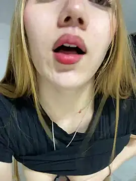 Snapshot of melody-dy chatting on January 17, 2025, 10:56 pm melody-dy online show from January 17, 2025, 10:56 pm