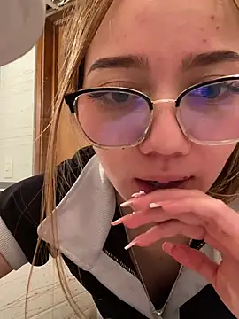 Snapshot of melody-dy chatting on December 29, 2024, 2:27 am melody-dy online show from December 29, 2024, 2:27 am