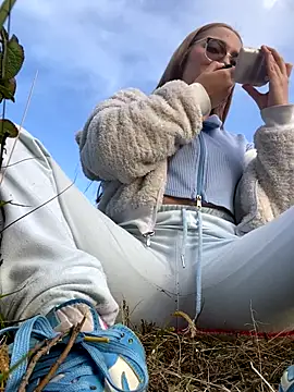 Snapshot of melody-dy chatting on October 8, 2025, 10:10 pm melody-dy online show from October 8, 2025, 10:10 pm