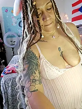 ladycreamypr2 online show from April 2, 2026, 12:56 pm