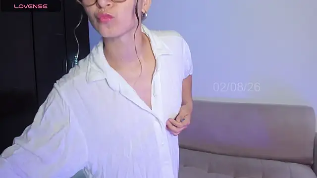 Snapshot of Lilacutte_ chatting on August 2, 2026, 9:12 pm Lilacutte online show from August 2, 2026, 9:12 pm