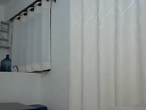 hottgirlval online show from April 27, 2026, 8:40 pm