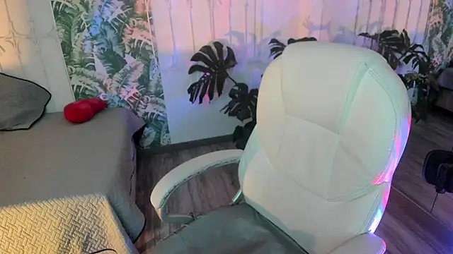 cute hollywood online show from December 5, 2025, 8:50 pm