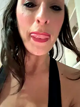 Snapshot of AthenaStar chatting on January 7, 2026, 11:21 pm AthenaStar online show from January 7, 2026, 11:21 pm