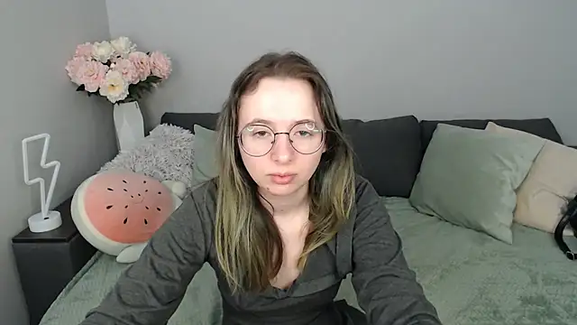 Mini Diva online show from September 17, 2025, 8:05 am