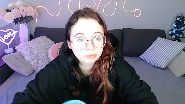 Snapshot of Mini_Diva chatting on December 22, 2025, 9:20 am Mini Diva online show from December 22, 2025, 9:20 am