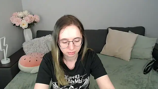 Mini Diva online show from September 26, 2025, 8:10 am